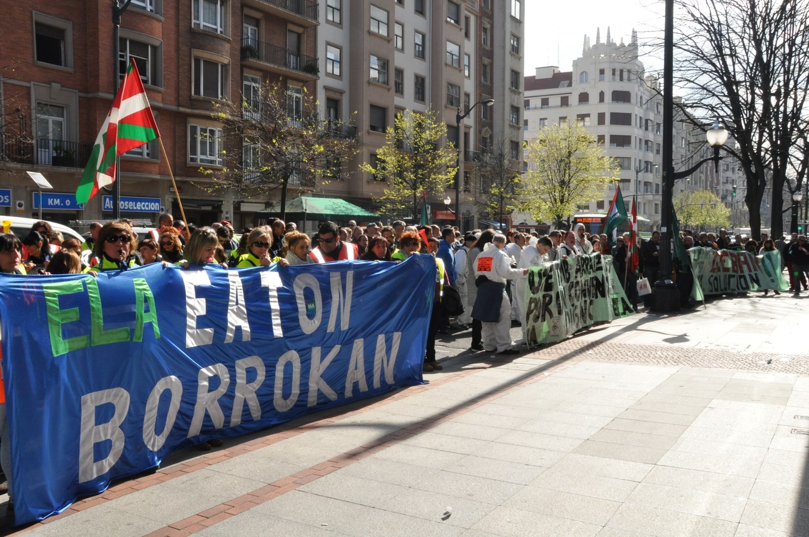 Las plantillas de EATON, limpieza viaria de Trápaga y TMB en huelga
