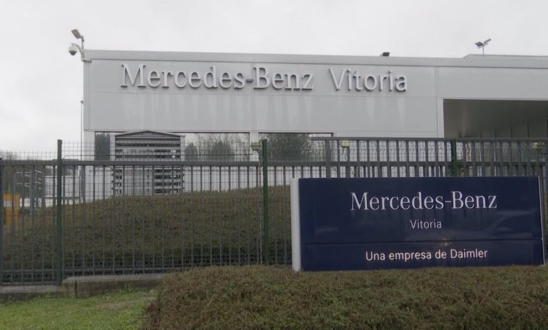 Las secciones sindicales de ELA, LAB y ESK en Mercedes Benz impugnan la decisión de utilizar el voto electrónico
