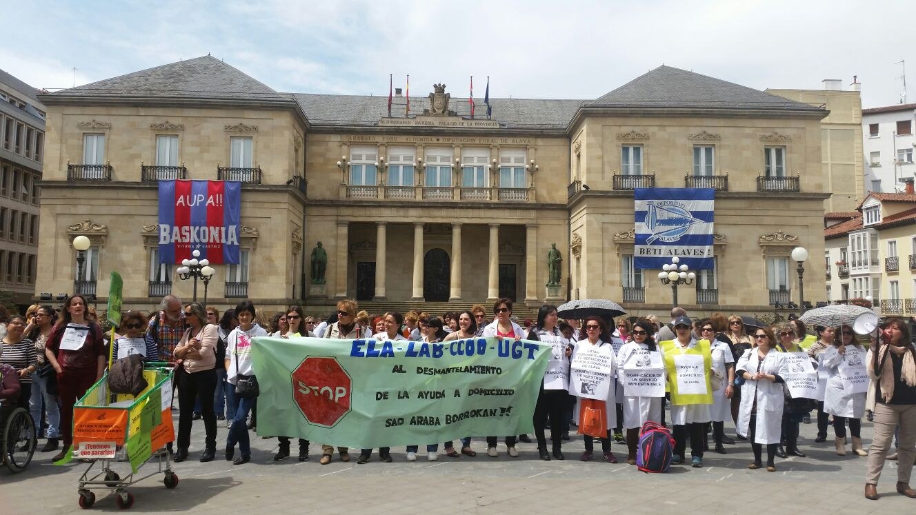 Las trabajadoras de ayuda a domicilio de Araba secunda un paro de tres horas