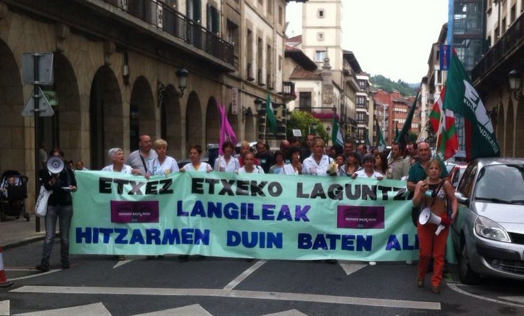 Manifestación de las trabajadoras de Ayuda a Domicilio de la Mancomunidad de Busturia en Gernika