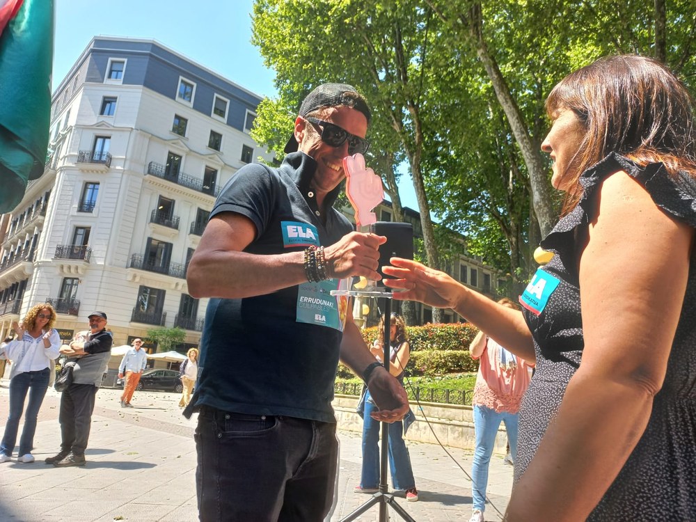 Las trabajadoras de la limpieza de los Juzgados de Bizkaia ceden el testigo de la lucha contra la brecha salarial a las trabajadoras de limpieza de la Universidad de Deusto