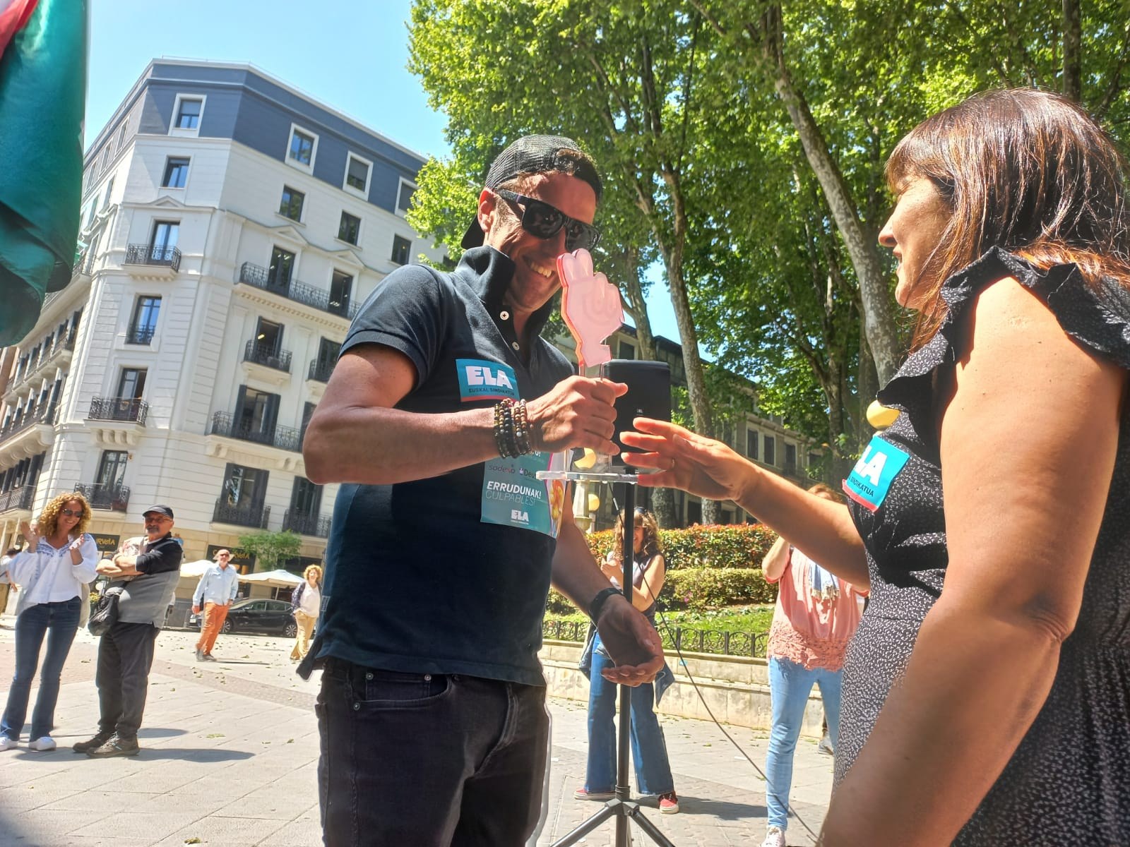 Las trabajadoras de la limpieza de los Juzgados de Bizkaia ceden el testigo de la lucha contra la brecha salarial a las trabajadoras de limpieza de la Universidad de Deusto