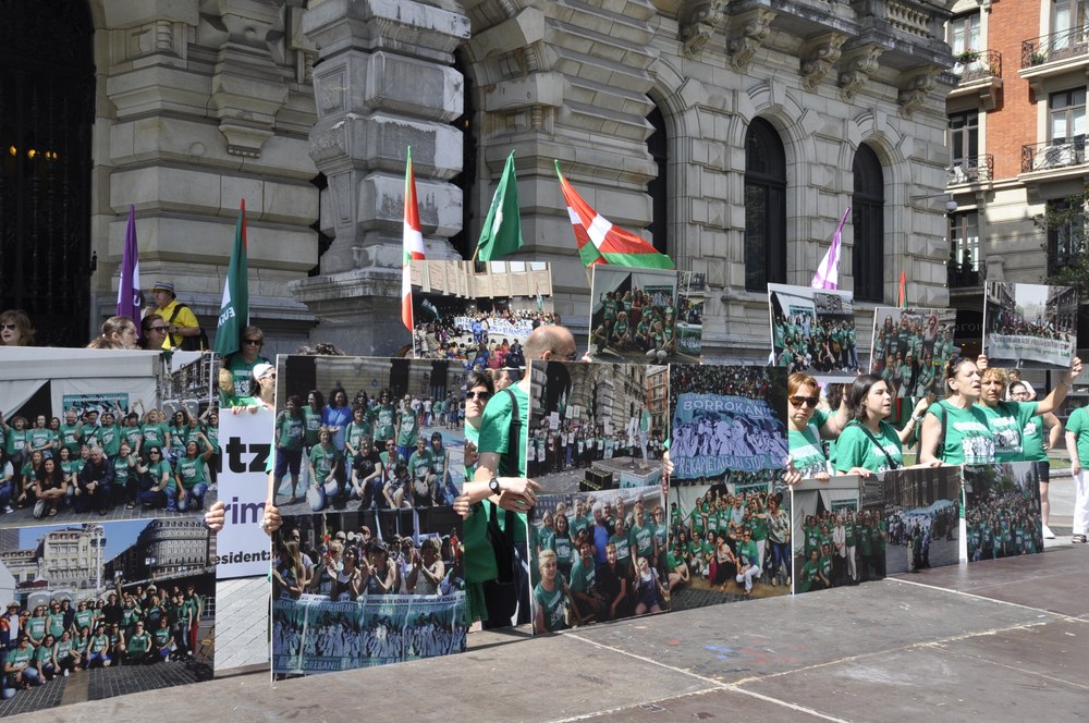 Las trabajadoras de las residencias de Bizkaia han agradecido en Bilbao el apoyo que están recibiendo