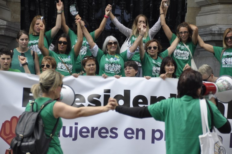 Las trabajadoras de las residencias de Bizkaia han hecho una kalejira en las siete calles de Bilbao en el cuarto día de huelga
