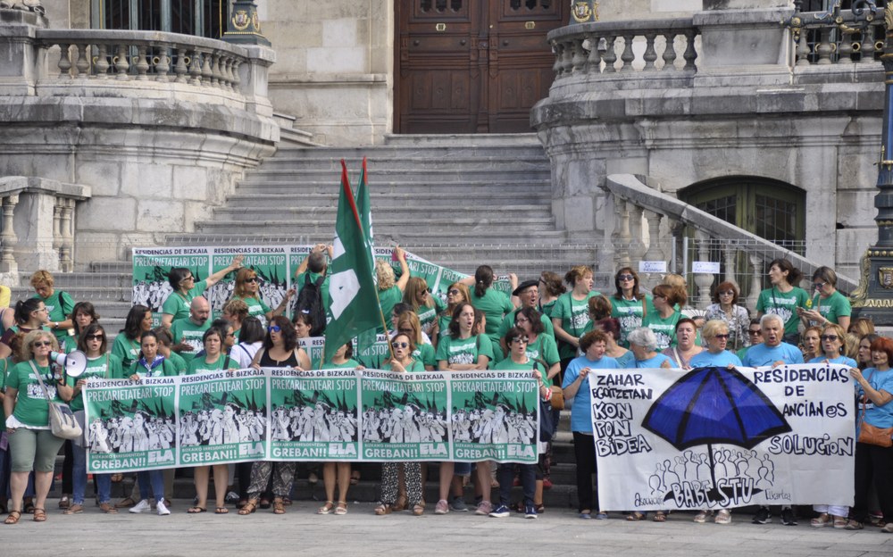 Las trabajadoras de las residencias y los familiares de los residentes unidos ante la precariedad frente al Ayuntamiento de Bilbao