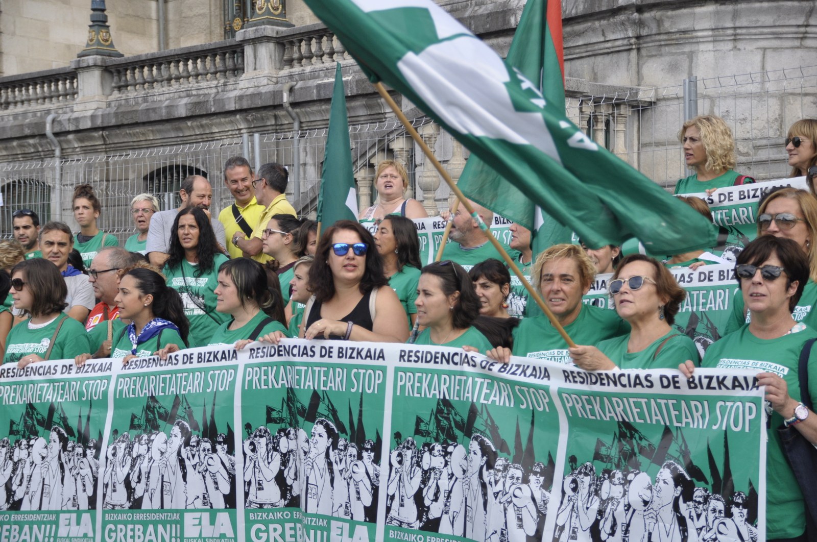 Las trabajadoras de las residencias y los familiares de los residentes unidos ante la precariedad frente al Ayuntamiento de Bilbao