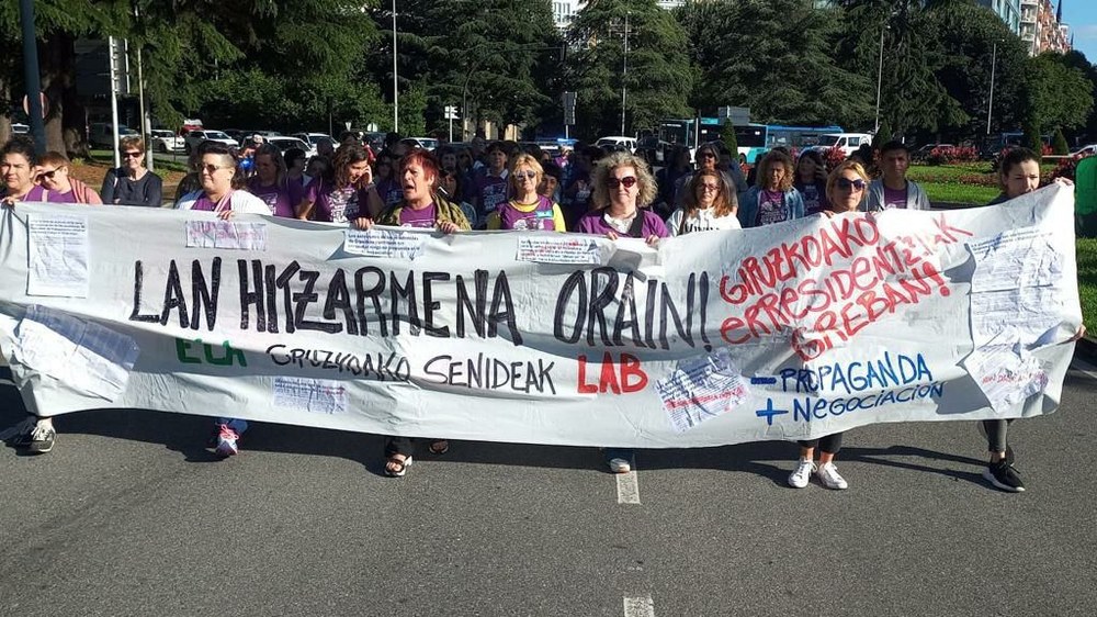Las trabajadoras de las Residencias de Gipuzkoa se concentran ante la sede de Adegi para denunciar el bloqueo de la negociación del convenio