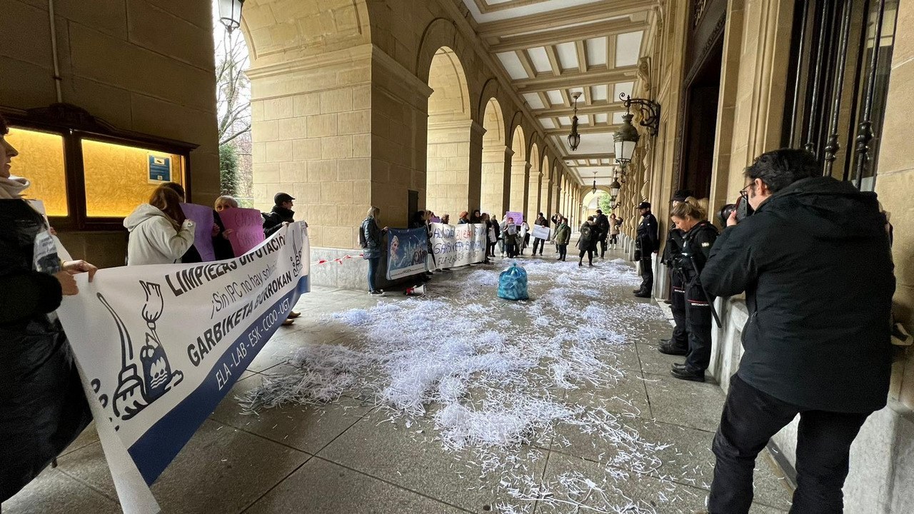 Las trabajadoras de limpieza de la Diputación de Gipuzkoa piden que se desbloquee la mesa de negociación