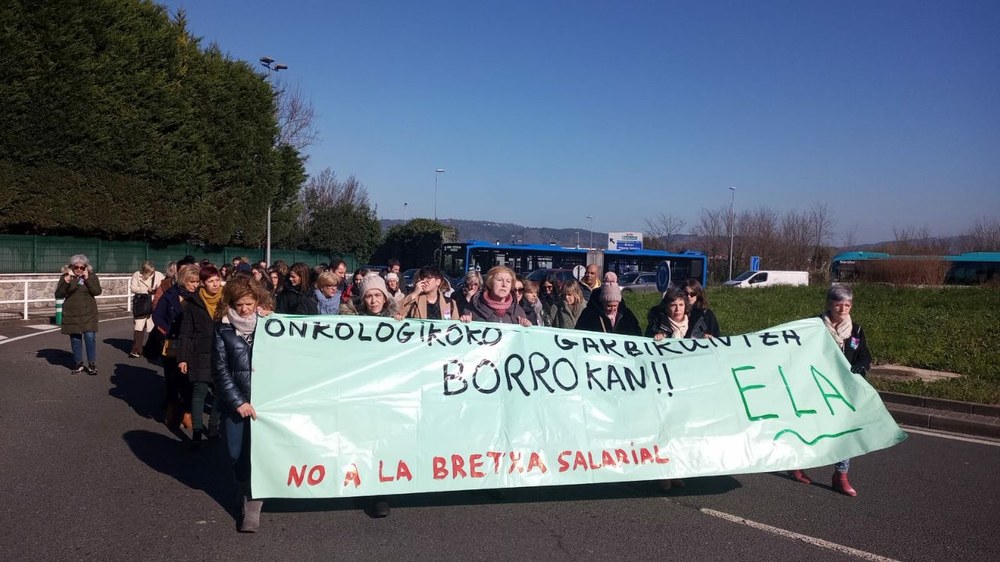 Las trabajadoras de limpieza de Onkologikoa llevan una semana en huelga para acabar con la brecha salarial, con el apoyo de ELA