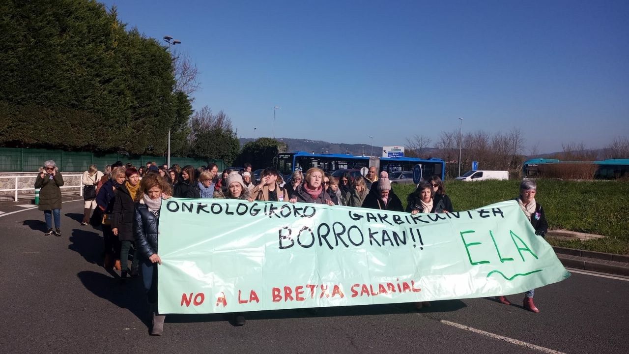 Las trabajadoras de limpieza de Onkologikoa llevan una semana en huelga para acabar con la brecha salarial, con el apoyo de ELA