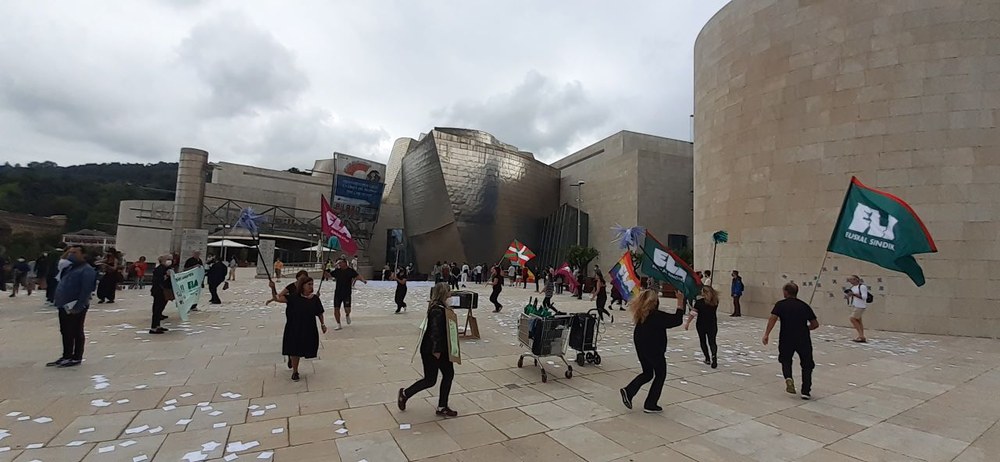 Las trabajadoras de limpieza del Guggenheim celebran el funeral de la brecha salarial