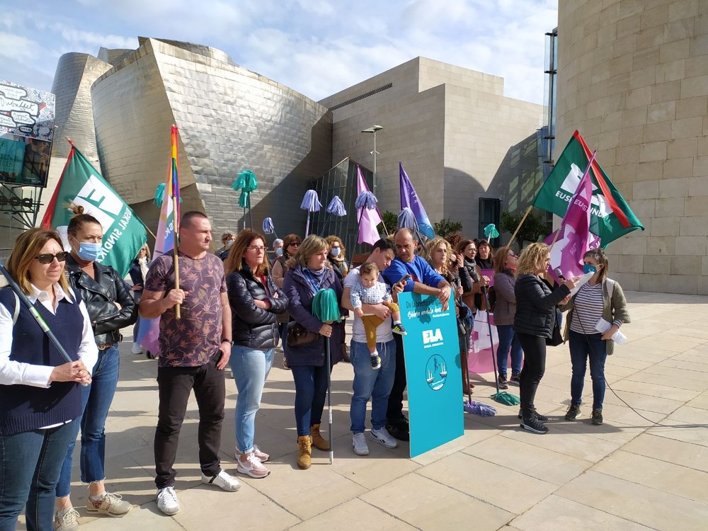 Las trabajadoras de limpieza del Guggenheim logran subidas salariales del 20% y la desaparición de los contratos parciales