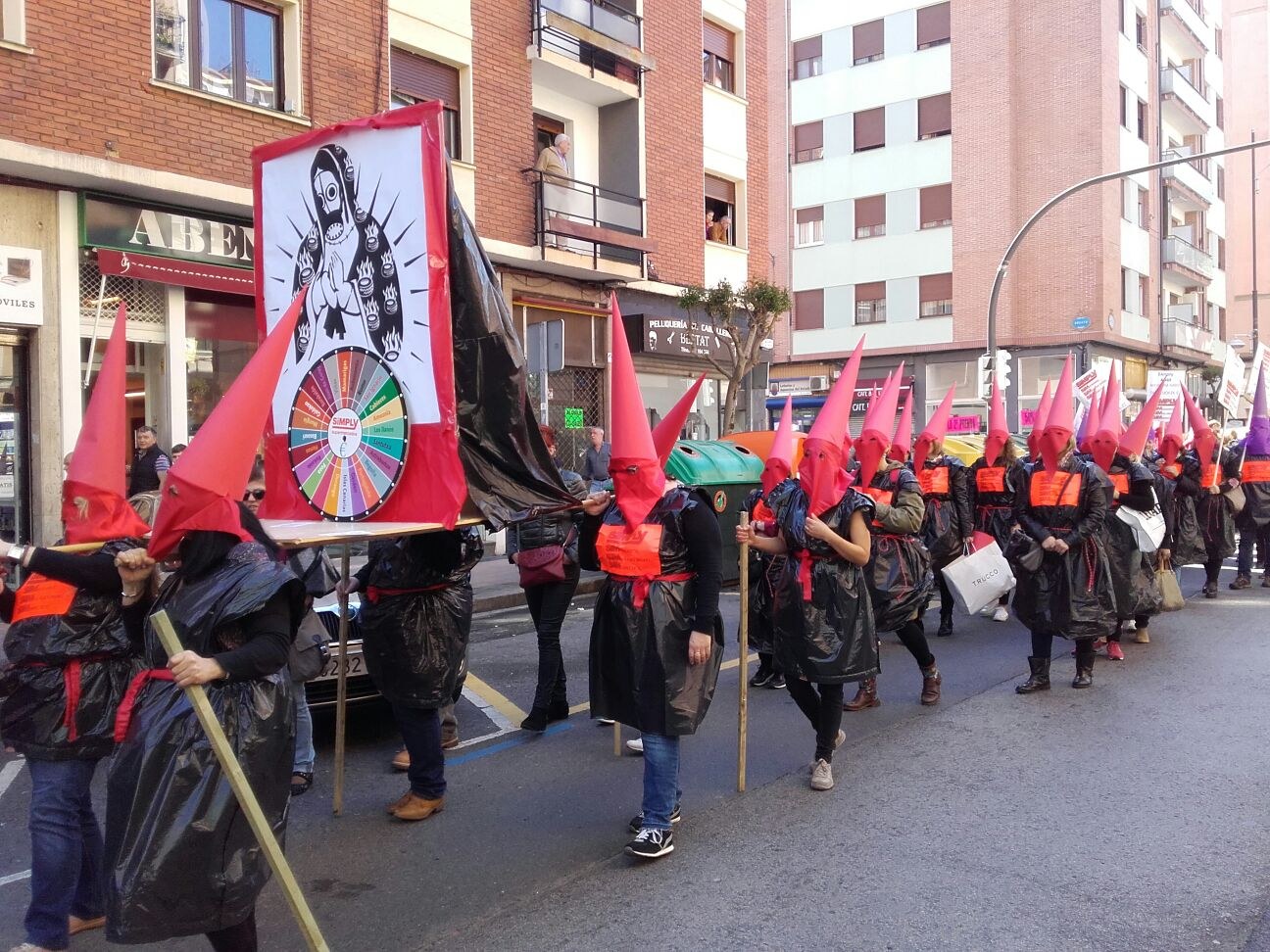 Las trabajadoras de los supermercados Simply en procesión contra el cierre de algunas tiendas en Bizkaia