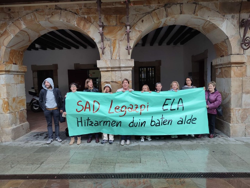 Las trabajadoras del SAD de Legazpi inician movilizaciones en defensa del convenio