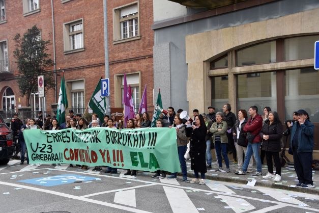 Las trabajadoras muestran su enfado en la 22ª jornada de huelga por el convenio