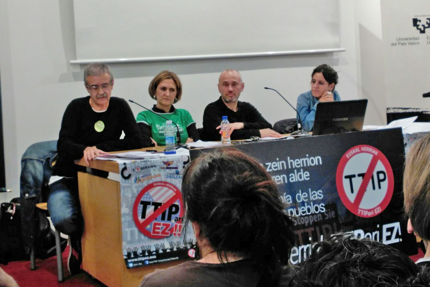 Laura Gonzalez de Txabarri, en la mesa redonda sobre “La Europa social y de los pueblos ante la amenaza de los tratados internacionales” Laura Gonzalez de Txabarri, en la mesa redonda sobre “La Europa social y de los pueblos ante la amenaza de los tratados internacionales”
