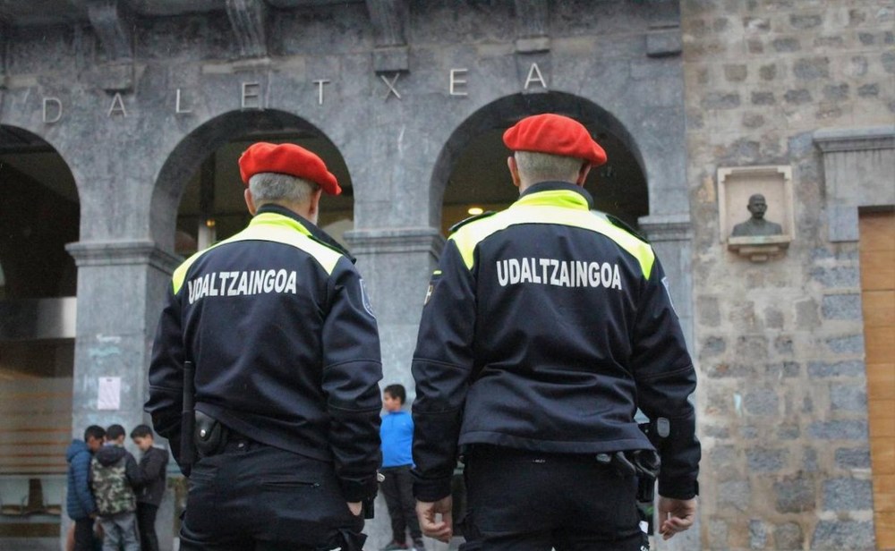 Los ayuntamientos deben elaborar sus propias OPEs y bolsas de trabajo de los policías locales para garantizar los derechos lingüísticos