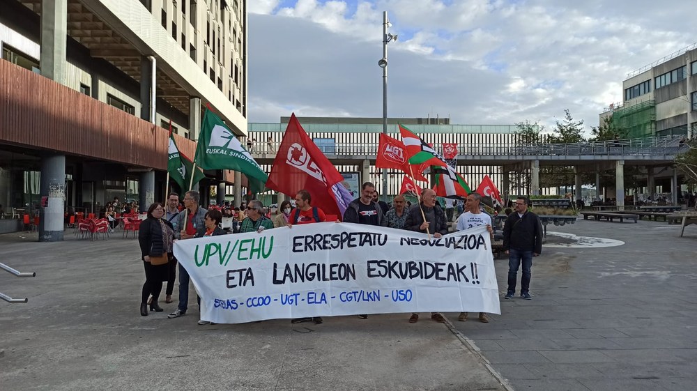 Los sindicatos de la UPV abandonan las mesas negociadoras y se concentran para denunciar la actitud impositiva de la dirección