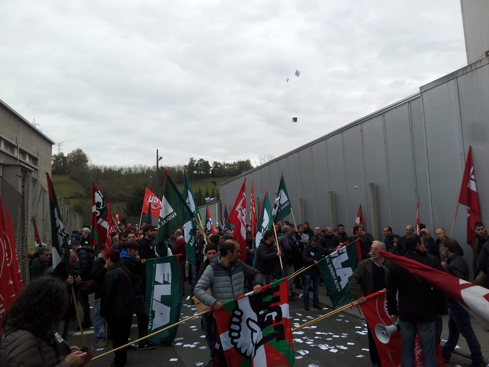 Los sindicatos denuncian la irresponsabilidad empresarial en la huelga del papel de Gipuzkoa