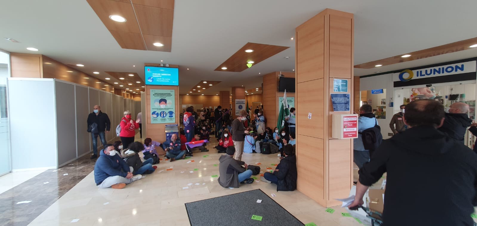 Los sindicatos se encierran en el Hospital Donostia para denunciar el inmovilismo de Osakidetza