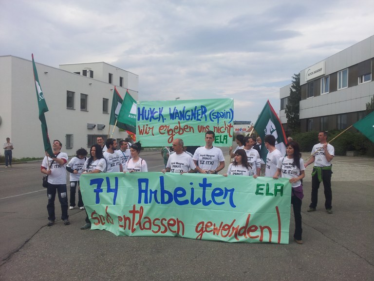 Los trabajadores/as de  Huyck Wangner se han concentrado ante la sede de la multinacional en Alemania