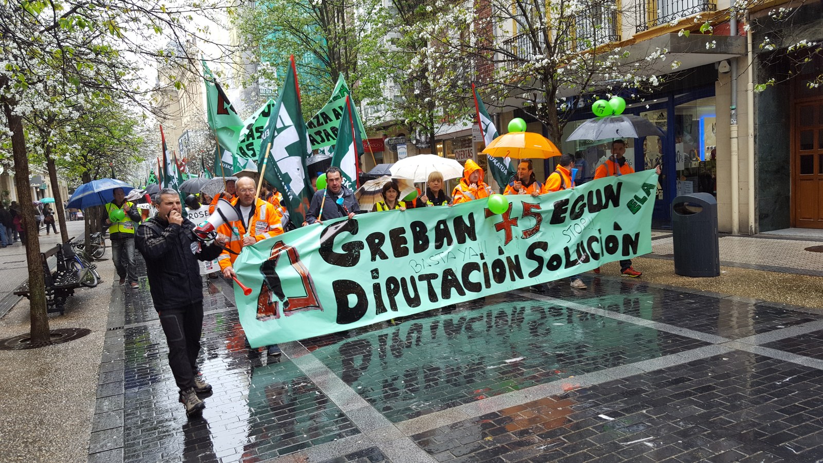 Los trabajadores/as de mantenimiento de carreteras de Gipuzkoa llevan 75 días en huelga