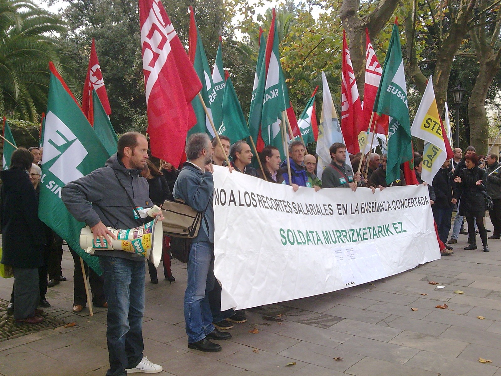 Los trabajadores y trabajadoras de los centros diocesanos de enseñanza de Bizkaia denuncian frente al obispado los recortes salariales