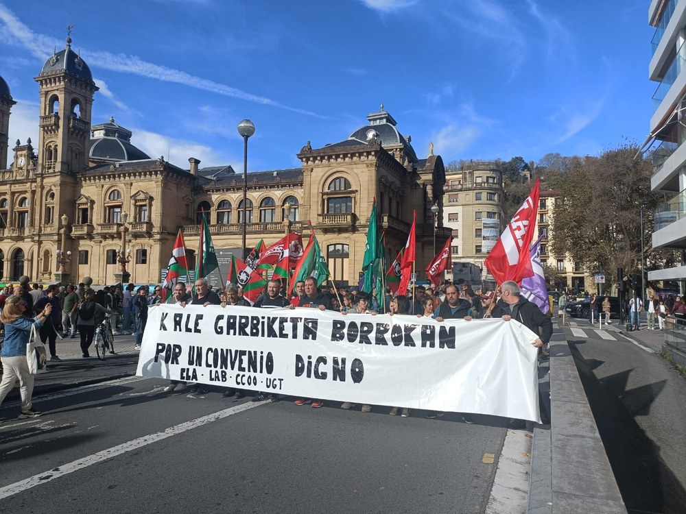 Los y las trabajadoras de Limpieza Viaria anuncian huelga indefinida en la manifestación de Donostia