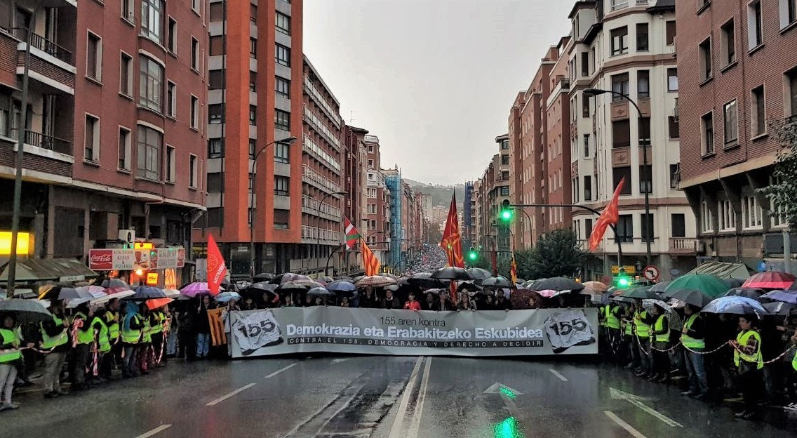 Decenas de miles de personas responden en las calles de Bilbo a la actitud represiva del Estado contra el pueblo catalán Decenas de miles de personas responden en las calles de Bilbo a la actitud represiva del Estado contra el pueblo catalán