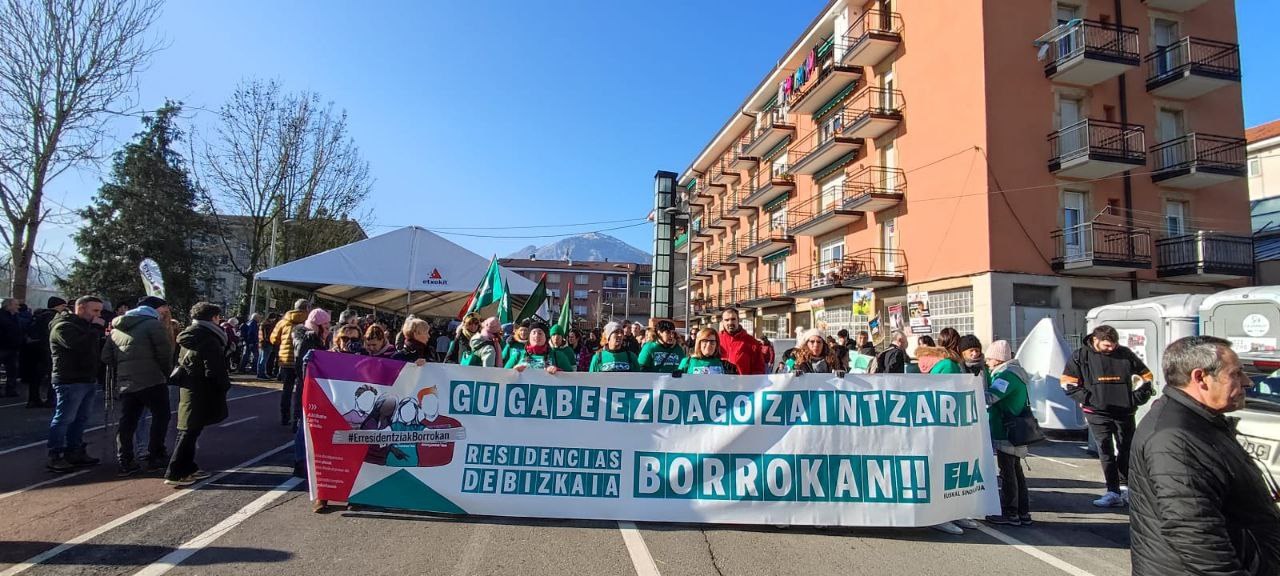Manifestación de las trabajadoras de las residencias de mayores de Bizkaia, en las fiestas de San Blas, en el Duranguesado Manifestación de las trabajadoras de las residencias de mayores de Bizkaia, en las fiestas de San Blas, en el Duranguesado