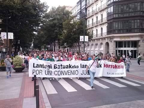 Manifestación de los trabajadores/as de Lantegi Batuak en Bilbo