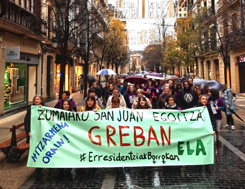 Manifestación en Donostia de las huelguistas de la residencia San Juan de Zumaia