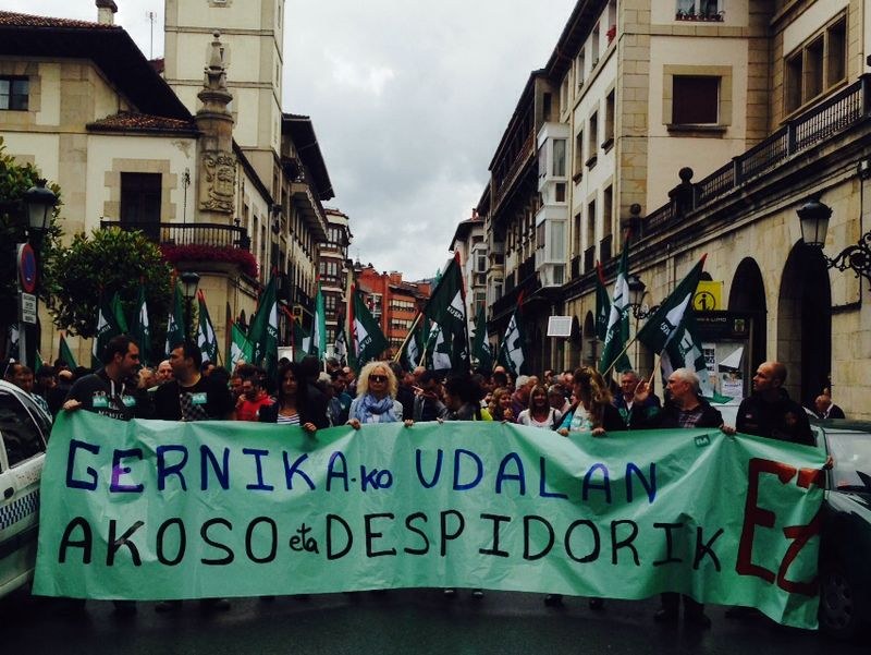 Manifestación en protesta por el despido de una delegada de ELA en el Ayuntamiento de Gernika-Lumo