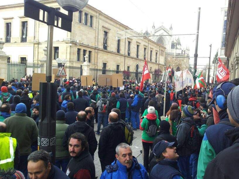 Manifestación por el empleo ante el Parlamento Vasco