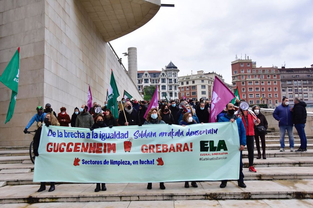 Manifestación y karaoke para denunciar la vulneración del derecho a la huelga de las limpiadoras del Guggenheim