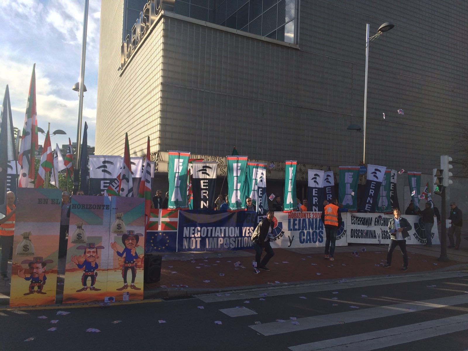 Más de 200 Ertzainas se ha concentrado hoy contra los recortes