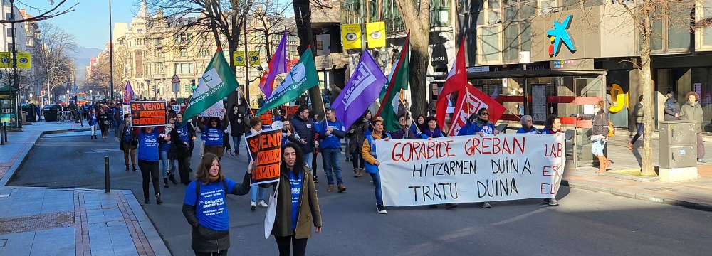 Más de 300 trabajadoras secundan la huelga para recuperar el poder adquisitivo