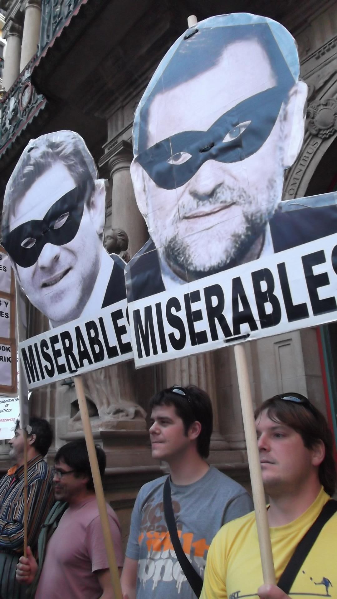 Más de mil personas participaron  ayer en Iruñea en la manifestación contra los recortes