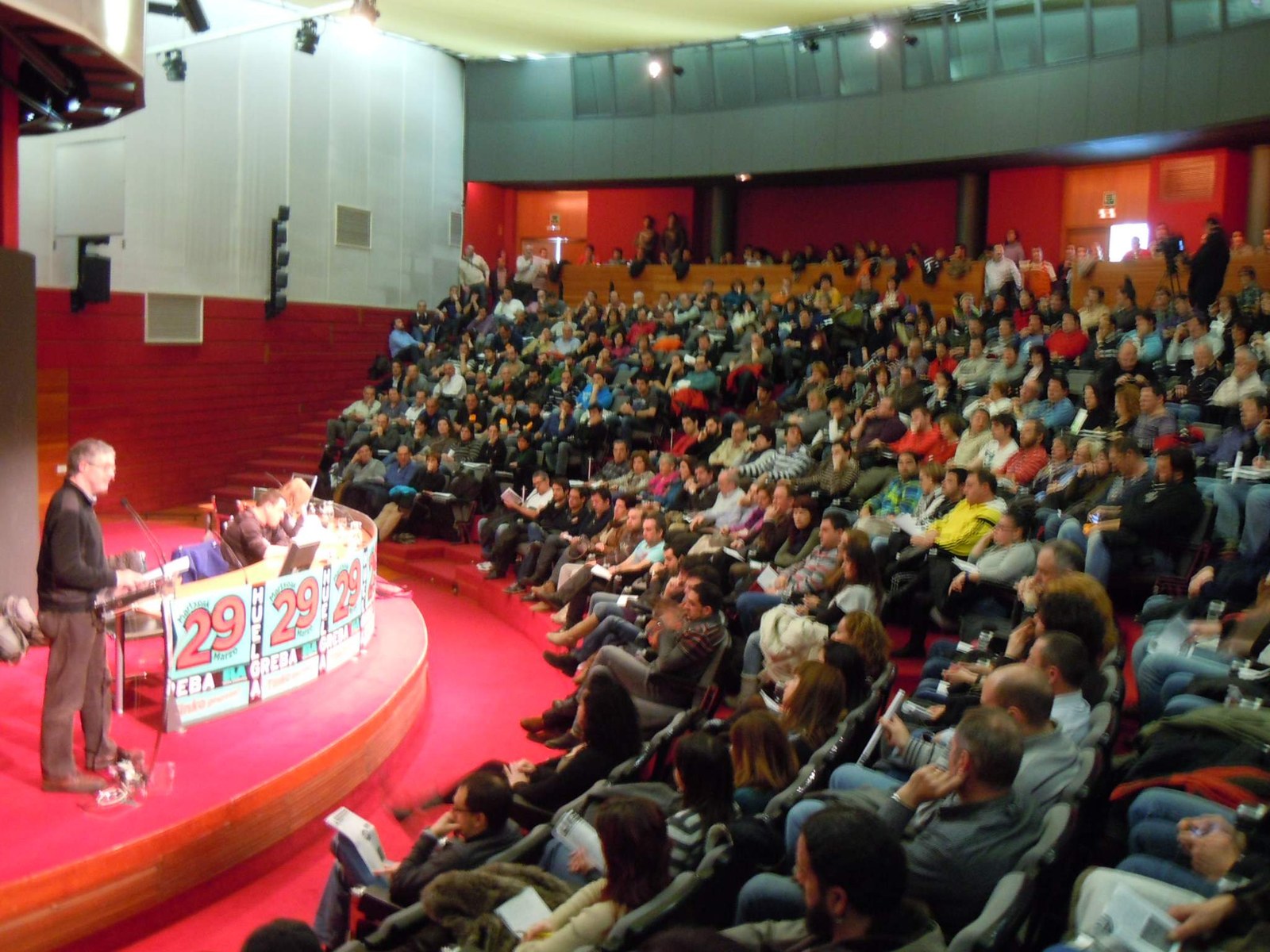 Más de un millar de personas se manifiestan en Gasteiz en apoyo de la huelga general