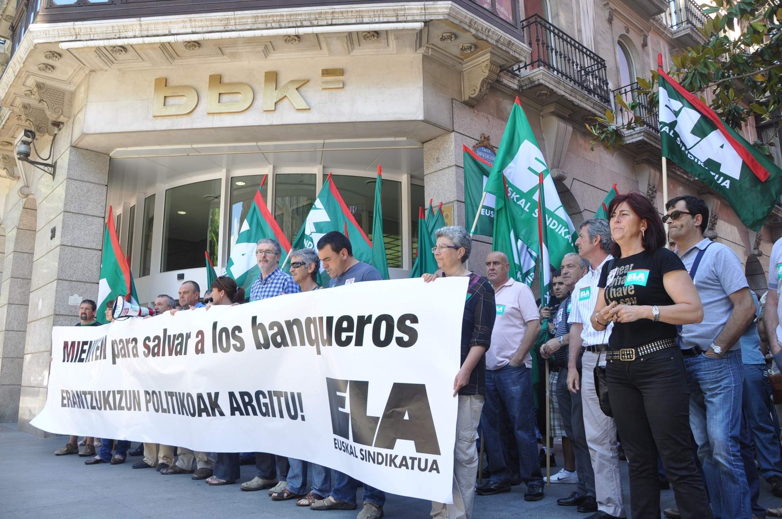 Mienten para salvar a los banqueros