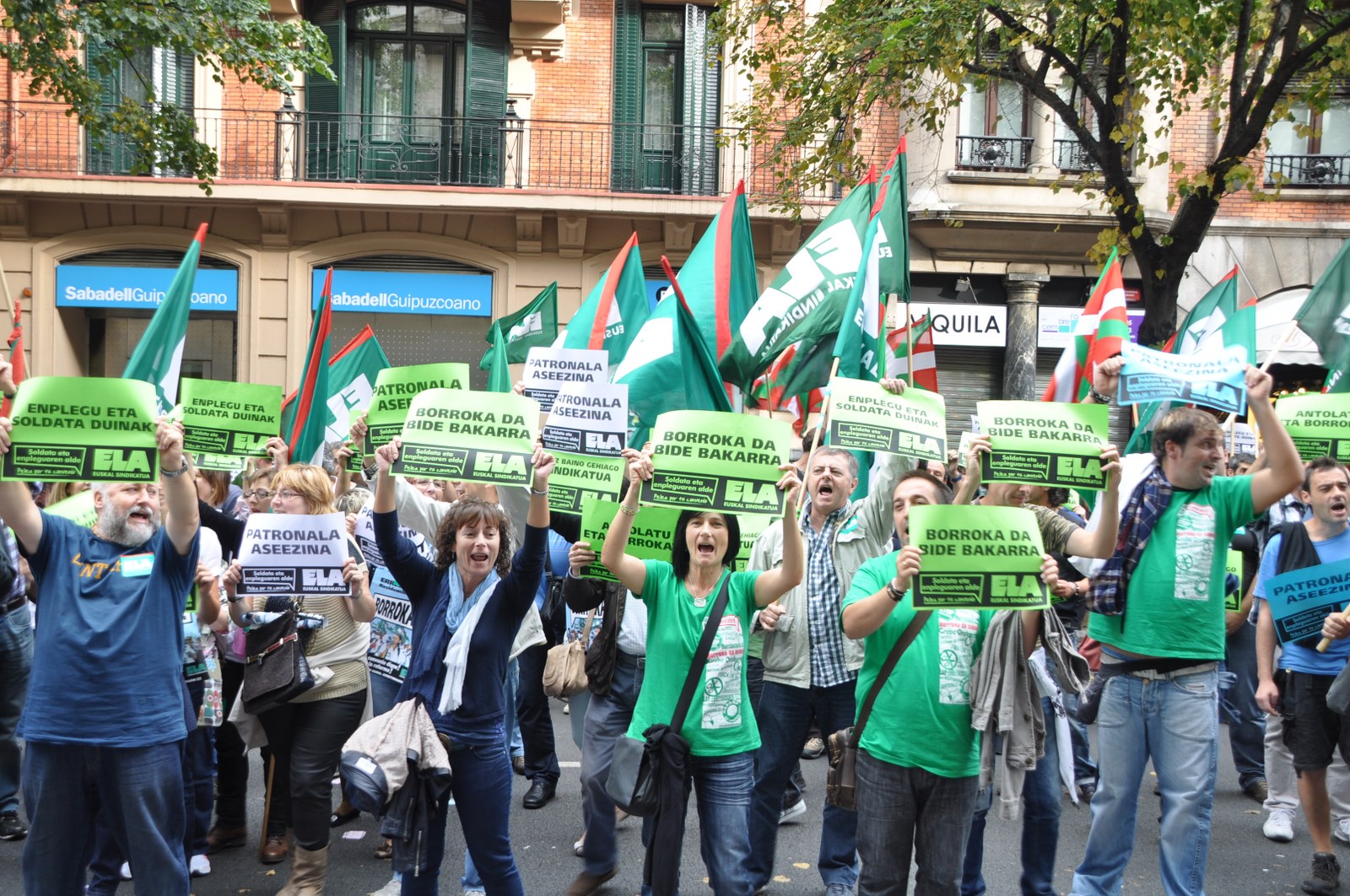 Miles de delegados y delegadas protestan ante Confebask
