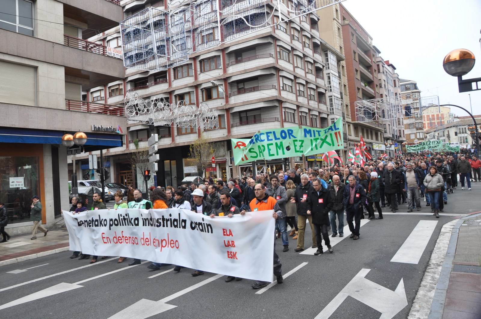 Miles de manifestantes salen en defensa del empleo en Gasteiz