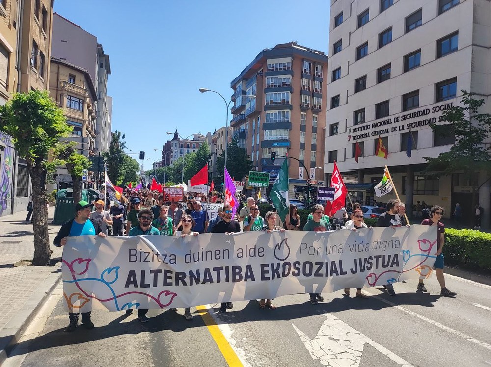 Miles de personas exigen en Bilbo e Iruña una alternativa ecosocial justa