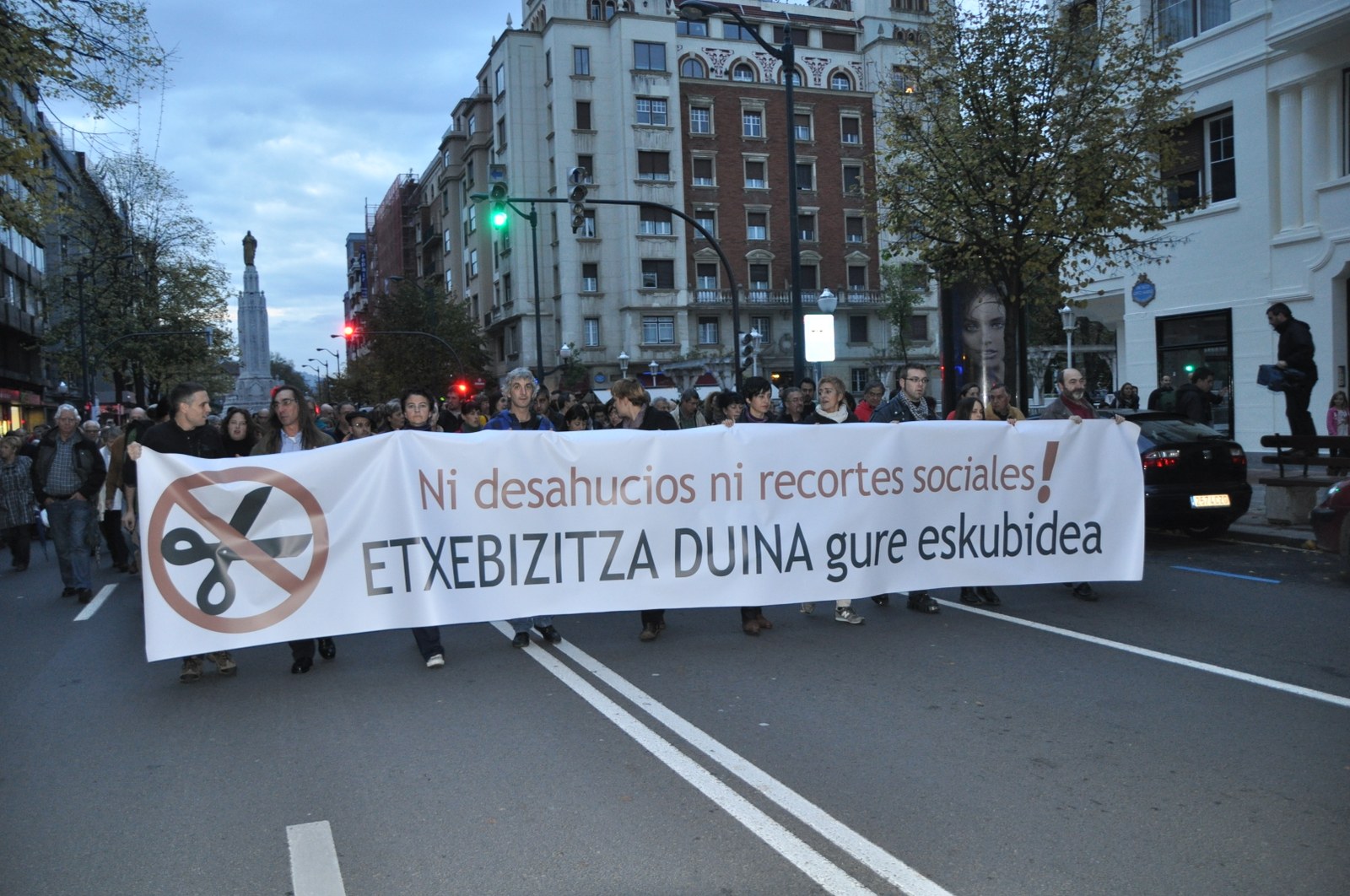 Miles de personas se han manifestado en Bilbo contra los desahucios y por el derecho a una vivienda digna