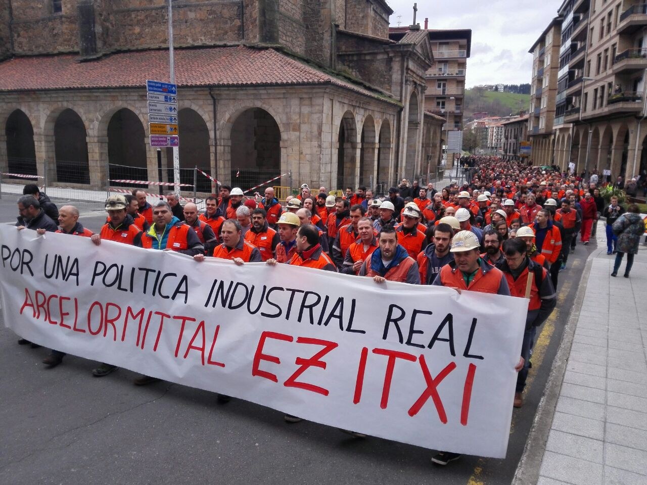 Miles de personas se manifiestan en Zumarraga contra el cierre de la planta de Arcellor Mittal Miles de personas se manifiestan en Zumarraga contra el cierre de la planta de Arcellor Mittal