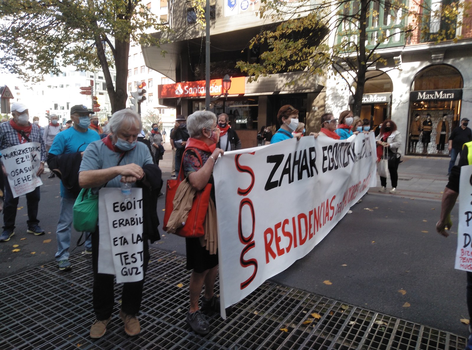 Miles de personas secundan las movilizaciones convocadas tanto por pensionistas como por familiares de residentes de residencias