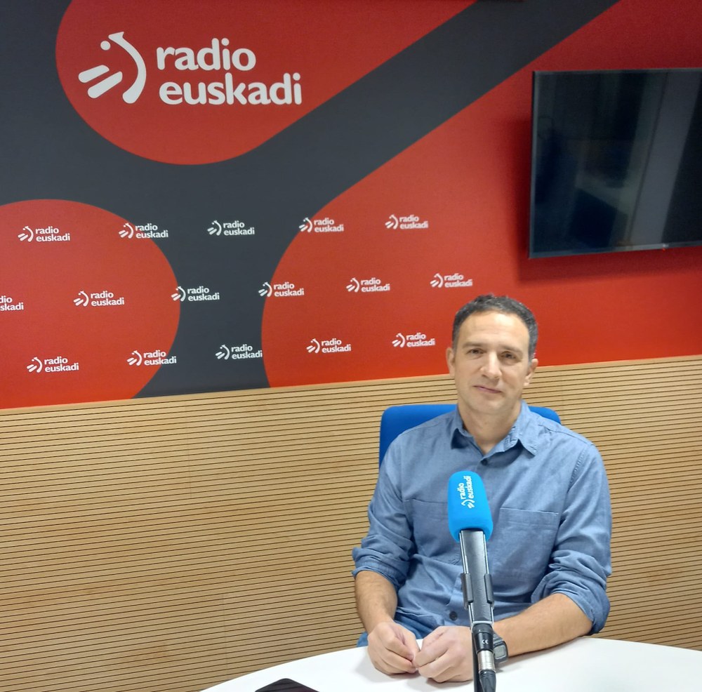 “Es un escándalo que ningún partido alce la voz contra la propuesta de Zedarriak sobre armamento”