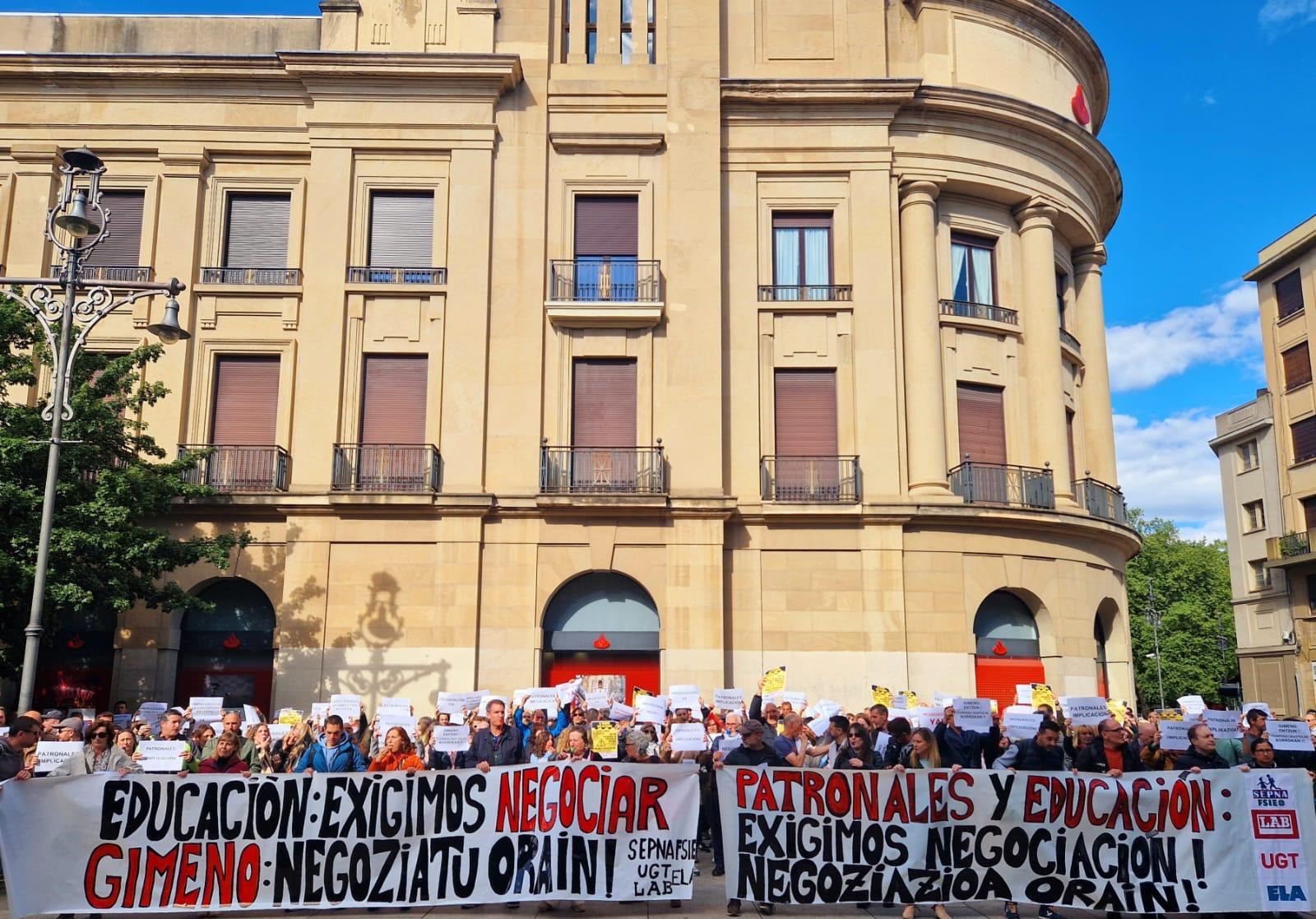 Movilización para reclamar una negociación real que mejore sus condiciones laborales