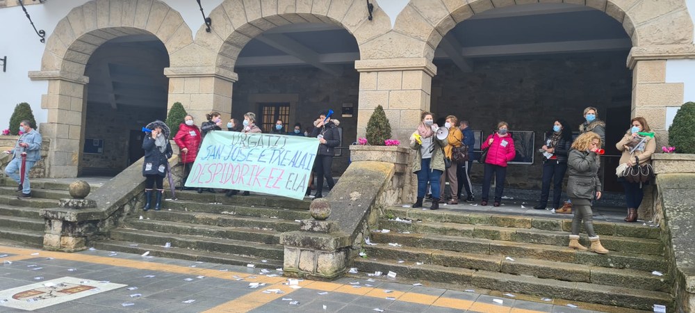 Movilizaciones contra el despido de 5 gerocultoras de la residencia San Jose Etxe-Alai, de Mungia