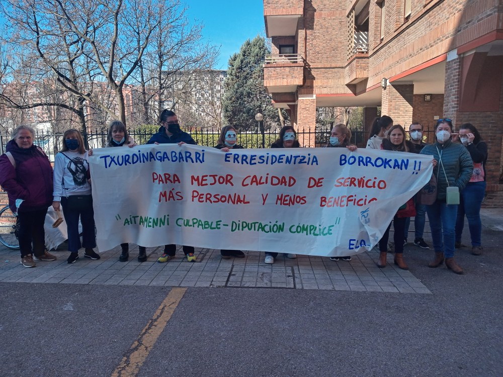 Movilizaciones de la plantilla de la Residencia y Centro de Día Txurdinagabarri, de Bilbao, para denunciar las elevadas cargas de trabajo y la falta de sustituciones